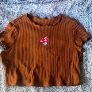 Short- sleeved crop top.